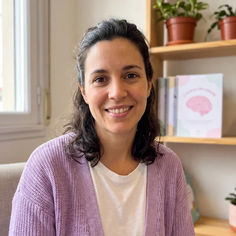 Vale, maestra y creadora de Cerebritos
